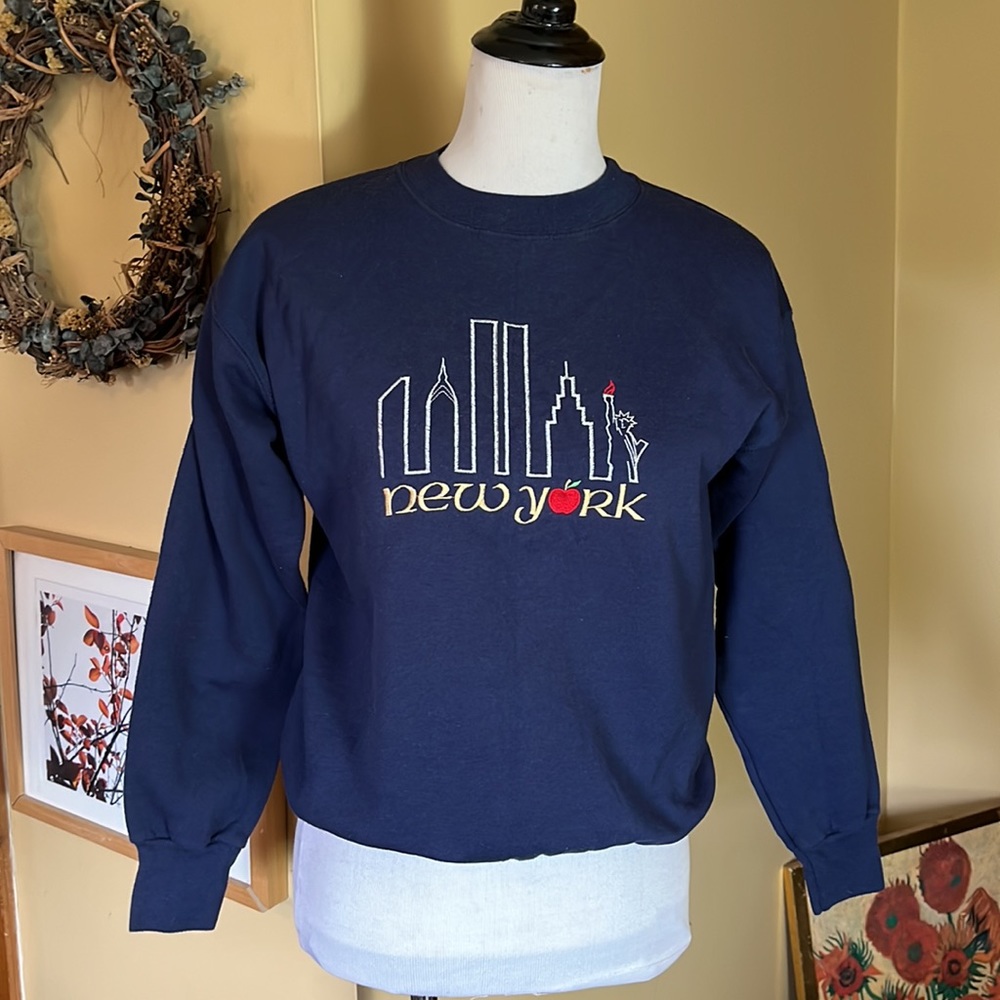 Vtg 80s Hanes Activewear Size SmallNYC New York Skyline EMBROIDERED Big Apple